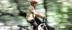 Flott unterwegs: Wer im Alter aufs Pedelec umsteigt, macht es sich leichter – und kann eventuell länger mühelos radeln.
