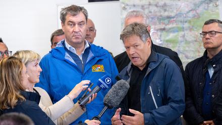 Bayerns Ministerpräsident Markus Söder (CSU) hört zu, wie Wirtschaftsminister Robert Habeck vor den Folgen der Klimakrise warnt. 