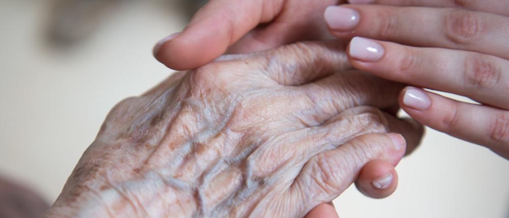 Millionen von Pflegebedürftige werden zu Hause von Angehörigen betreut.