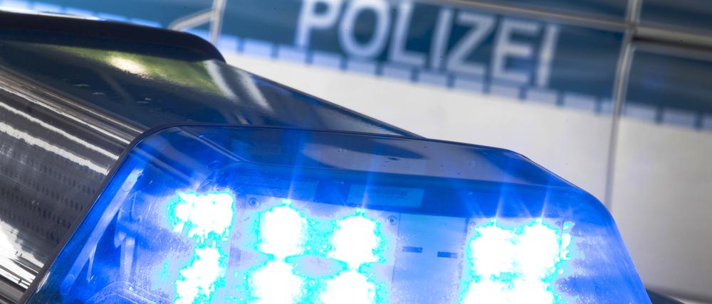 Ein Blaulicht leuchtet auf dem Dach eines Polizeiwagens. (Symbolbild)