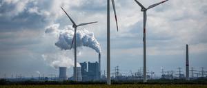 Windräder drehen sich vor der Kulisse des Braunkohlekraftwerks Schkopau westlich von Halle (Saale).