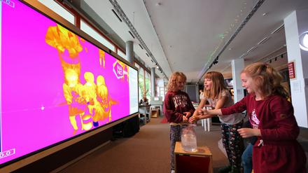 Im Nano-Science-Center konnten Kinder spielerisch etwas über Hitze und Körpertemperatur lernen. Die Experimentierkurse sind Teil der neuen Hitzeschutzkampagne in Potsdam.