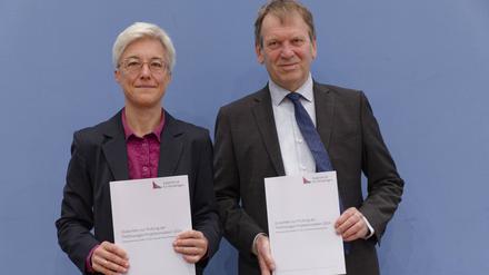 Expertenrat für Klimafragen stellt sein Sondergutachten zur Prüfung der Treibhausgas-Projektionsdaten 2024 vor (links die stellvertretende Vorsitzende Brigitte Knopf, rechts Hans-Martin Henning, Vorsitzender des ERK). 