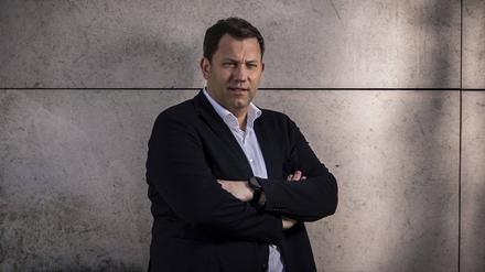 Lars Klingbeil auf einer Terrasse am Willy-Brandt-Haus in Berlin