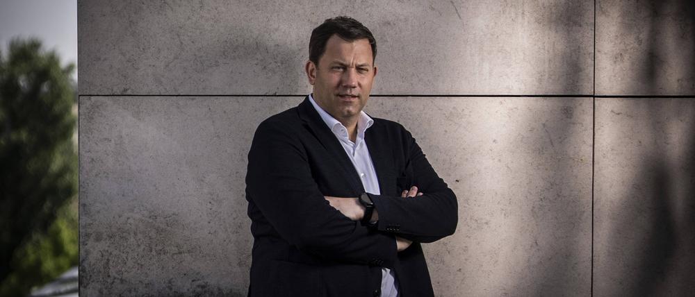 Lars Klingbeil auf einer Terrasse am Willy-Brandt-Haus in Berlin