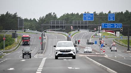 Lastwagen und Pkw fahren auf der A10-Anschlussstelle Freienbrink an der Tesla Gigafactory Berlin-Brandenburg, die Teil einer größeren Baustelle zum Anschluss des Industriegebietes rund um die Fabrik an die Autobahn ist. 