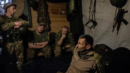Ein ukrainischer Kommandeur mit Soldaten seiner Truppe