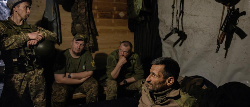 Ein ukrainischer Kommandeur mit Soldaten seiner Truppe