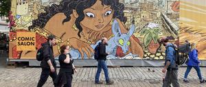 Eine Straßenszene beim Comic-Salon Erlangen mit einem Motiva aus Joann Sfars „Die Katze des Rabbiners“.