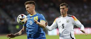 Pascal Gross (r.), hier im Duell mit Viktor Zyhankow, vertrat bei den Deutschen Spielmacher Toni Kroos im Mittelfeld.