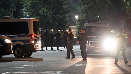 Einsatzkräfte der Polizei sichern eine Straße neben dem Stadion. Nach dem Fußball-Länderspiel der deutschen Nationalmannschaft gegen die Ukraine am Montagabend in Nürnberg hat die Polizei nach einer „ernstzunehmenden Gefahrensituation“ wieder Entwarnung gegeben. 