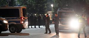 Einsatzkräfte der Polizei sichern eine Straße neben dem Stadion. Nach dem Fußball-Länderspiel der deutschen Nationalmannschaft gegen die Ukraine am Montagabend in Nürnberg hat die Polizei nach einer „ernstzunehmenden Gefahrensituation“ wieder Entwarnung gegeben. 