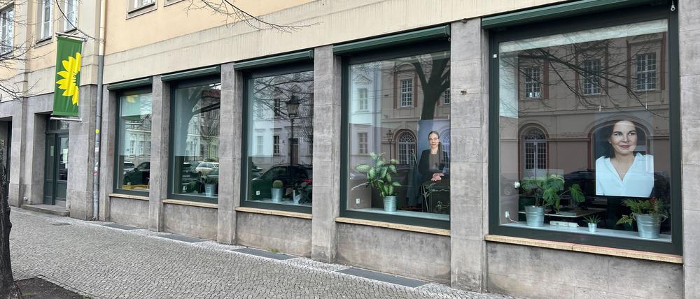 ARCHIV - 21.02.2024, Brandenburg, Potsdam: Das Wahlkreisbüro von Annalena Baerbock (Bündnis 90/Die Grünen) in Potsdam wurde vor Kurzem beschmiert.