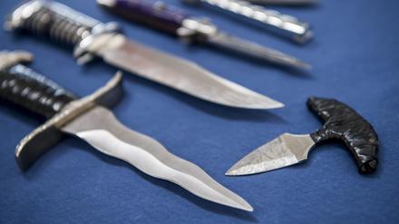 Messer mit einer Klingenlänge über sechs Zentimeter und Faustmesser liegen bei der Bundespolizei auf einem Tisch.