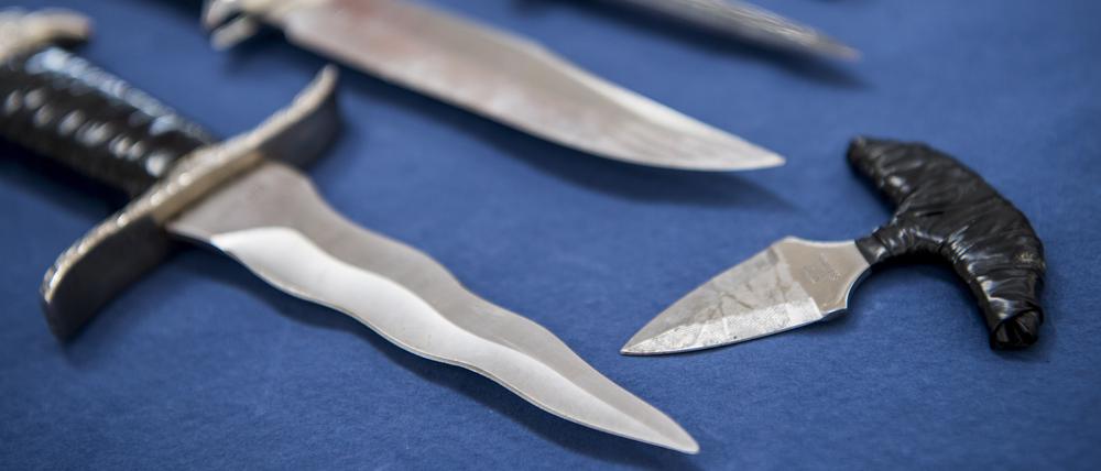 Messer mit einer Klingenlänge über sechs Zentimeter und Faustmesser liegen bei der Bundespolizei auf einem Tisch.