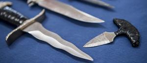 Messer mit einer Klingenlänge über sechs Zentimeter und Faustmesser liegen bei der Bundespolizei auf einem Tisch.