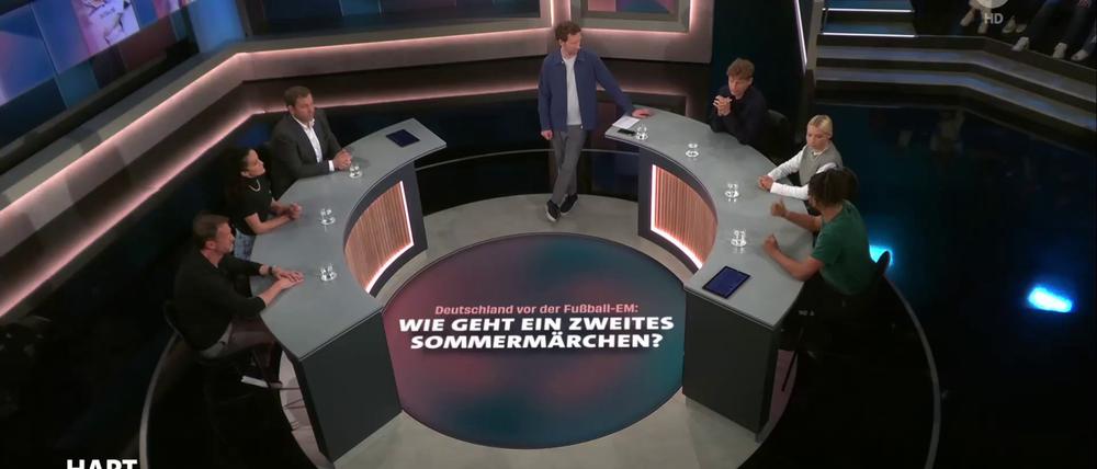 Wird jetzt wieder alles „schwarz-rot-geil“? Die Fußball-EM war am späten Montagabend Thema bei „hart aber fair“.