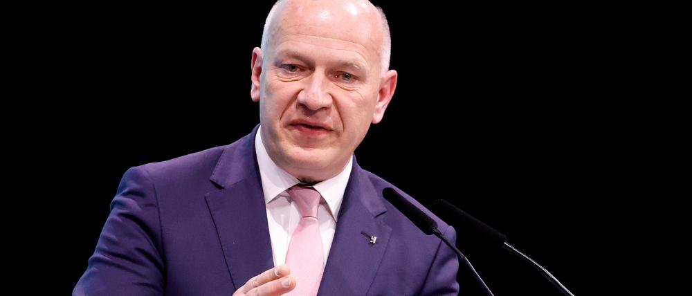 Kai Wegner (CDU), Regierender Bürgermeister von Berlin vor einem Mikrofon.