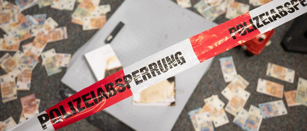 Musterbanknoten liegen während einer Pressekonferenz zum Kampf gegen Automatensprengungen im Landeskriminalamt Hessen aus, 2023.
