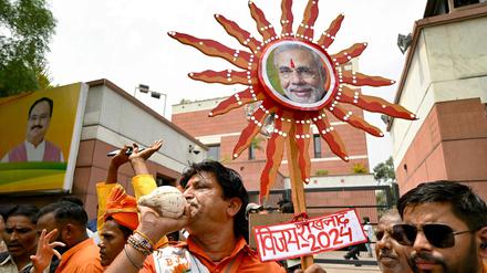 Anhänger der Modi-Partei BJP feiern nach dem Abschluss der Wahl in Indien.