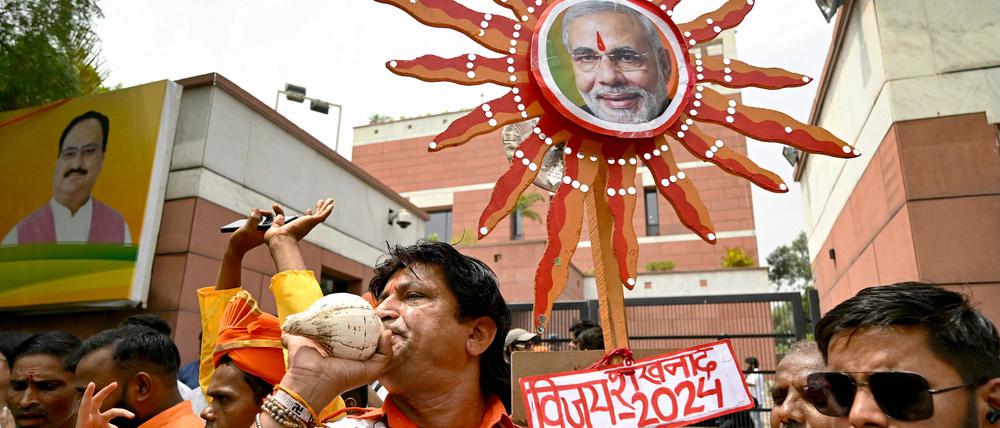 Anhänger der Modi-Partei BJP feiern nach dem Abschluss der Wahl in Indien.