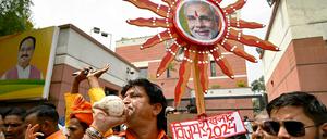 Anhänger der Modi-Partei BJP feiern nach dem Abschluss der Wahl in Indien.