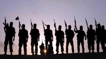 Neue Kämpfer des Islamischen Jihad posieren im Abendlicht nach einer Übung in Gaza.