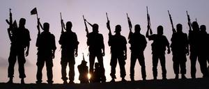 Neue Kämpfer des Islamischen Jihad posieren im Abendlicht nach einer Übung in Gaza.