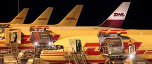 DHL-Frachtflugzeuge werden nachts auf dem Flughafen Leipzig/Halle beladen.