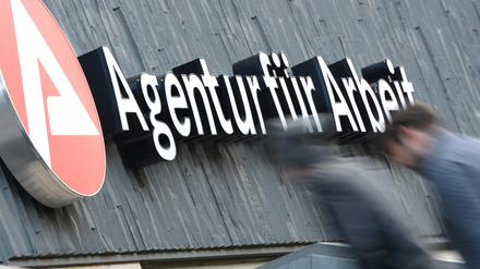 Die Zahl der Arbeitslosen in Deutschland ist im Mai im Vergleich zum April um 27.000 auf 2,723 Millionen gesunken.