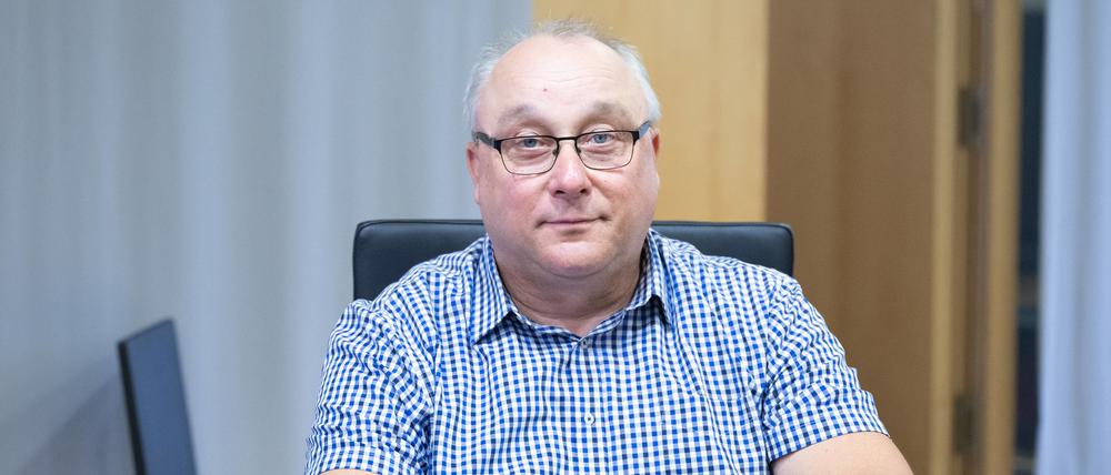 Jens Maier, früherer AfD-Bundestagsabgeordneter und Richter, sitzt im Gebäude des Fachgerichtszentrums Dresden im Verhandlungssaal.