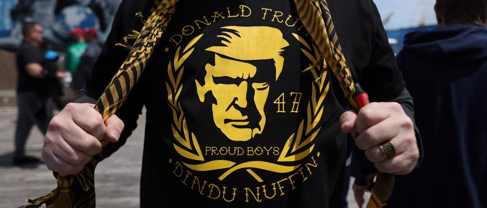 Ein Mitglied der rechten Gruppe „Proud Boys“ mit einem T-Shirt mit dem Konterfei von Donald Trump.