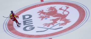 Düsseldorfs Marc-Anthony Zanetti fährt über das Logo der DEG. Der Club erhält künftig Geld von Rheinmetall.