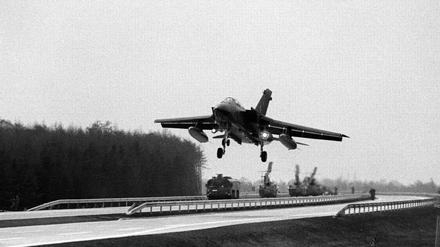 Landeübung mit einem Tornado der Luftwaffe auf der A 29 bei Ahlhorn während der Nato-Übung „Operation Highway 84“ im März 1984.