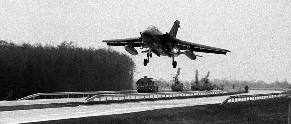 Landeübung mit einem Tornado der Luftwaffe auf der A 29 bei Ahlhorn während der Nato-Übung „Operation Highway 84“ im März 1984.