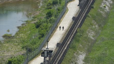 31.05.2024, Südkorea, Paju: Soldaten der südkoreanischen Armee patrouillieren am Stacheldrahtzaun in Paju, Südkorea, nahe der Grenze zu Nordkorea. Der nordkoreanische Staatschef Kim Jong Un überwachte Schießübungen mit atomwaffenfähigen Mehrfachraketenwerfern, um zu zeigen, dass das Land in der Lage ist, Präventivangriffe auf das rivalisierende Südkorea durchzuführen, berichteten staatliche Medien am Freitag. Foto: Ahn Young-joon/AP/dpa +++ dpa-Bildfunk +++