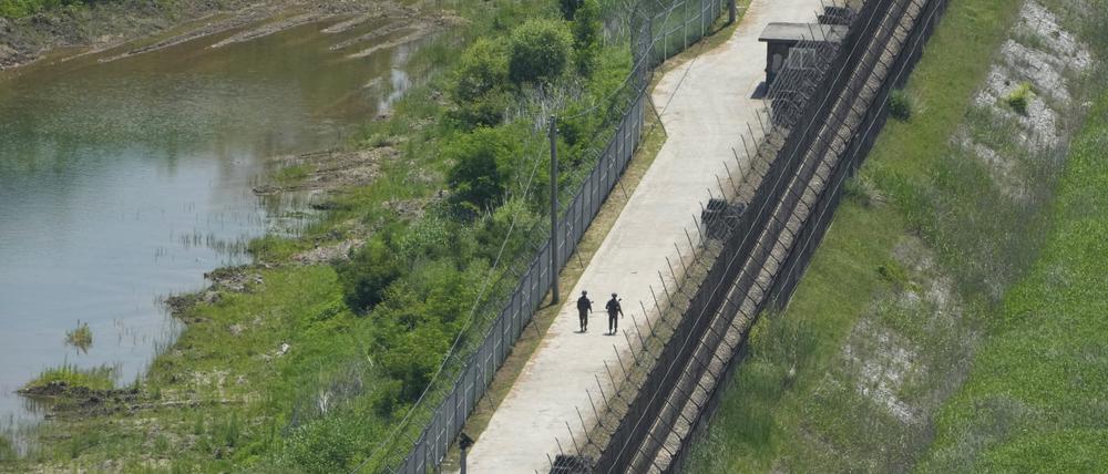 31.05.2024, Südkorea, Paju: Soldaten der südkoreanischen Armee patrouillieren am Stacheldrahtzaun in Paju, Südkorea, nahe der Grenze zu Nordkorea. Der nordkoreanische Staatschef Kim Jong Un überwachte Schießübungen mit atomwaffenfähigen Mehrfachraketenwerfern, um zu zeigen, dass das Land in der Lage ist, Präventivangriffe auf das rivalisierende Südkorea durchzuführen, berichteten staatliche Medien am Freitag. Foto: Ahn Young-joon/AP/dpa +++ dpa-Bildfunk +++