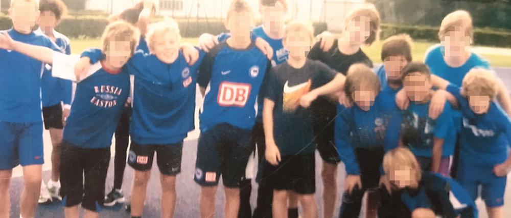 Max Nitschke, links neben dem Kind mit der großen „DB“-Aufschrift.