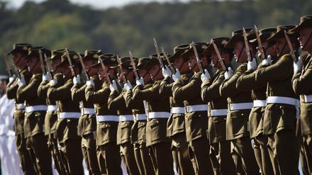 Die Ehrenwache präsentiert die Waffen bei einer «Australia Day Citizenship Ceremony und Flag Raising» Zeremonie.  