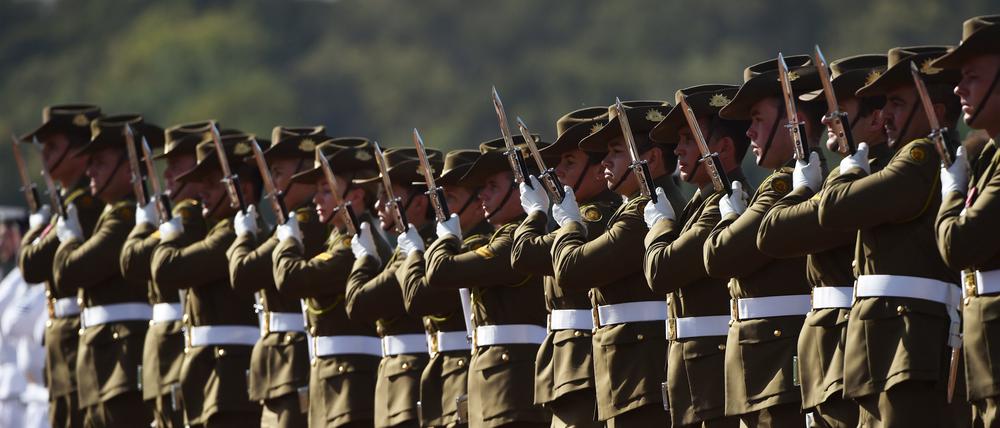 Die Ehrenwache präsentiert die Waffen bei einer «Australia Day Citizenship Ceremony und Flag Raising» Zeremonie.  