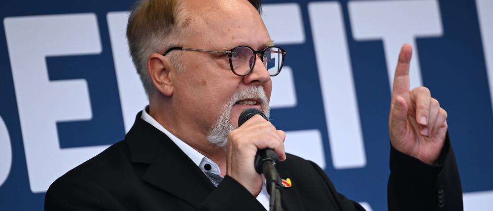 Roman Kuffert (AfD) spricht bei einer Kundgebung vor dem Oranienburger Schloss.