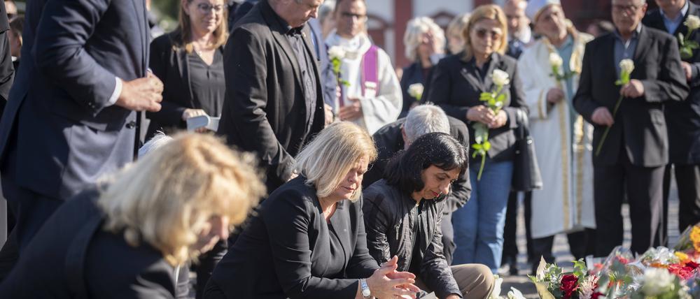 Trauer um einen 29-jaehrigen Polizeibeamten, der nach einer Messerattacke in Mannheim gestorben ist.