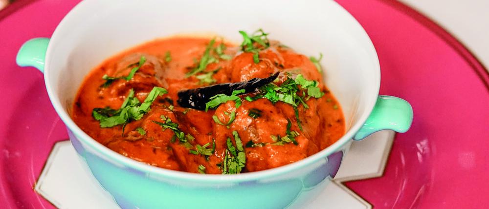 Krosses Hähnchen und cremige Tomate: Buttered Chicken im „India Club“.