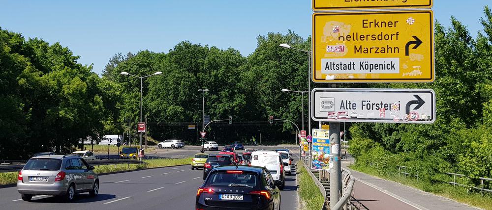 Hier endet der südliche, schon vorhandene Teil der TVO. Der Lückenschluss soll geradeaus durch die Wuhlheide erfolgen.