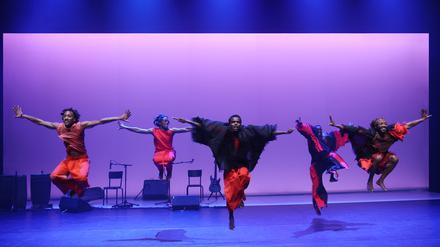 Dorothée Munyanezas neues Stück ist inspiriert vom Umuku-Baum, der in Ruanda traditionell als Heiler und Bewahrer von Geschichten gilt.