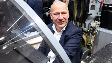 Der Regierende Kai Wegner (CDU) sitzt beim ILA-Rundgang  in einem Tornado-Simulator. 