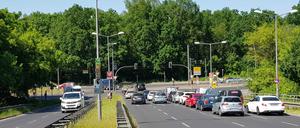 Die TVO soll von der Wilhelm-Spindler-Brücke über die Straße An der Wuhlheide geradeaus in den Wald führen.