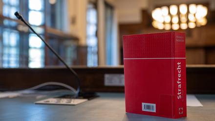 Das Gesetzbuch „Strafrecht“ steht auf einem Tisch in einem Verhandlungssaal im Kriminalgericht Moabit.