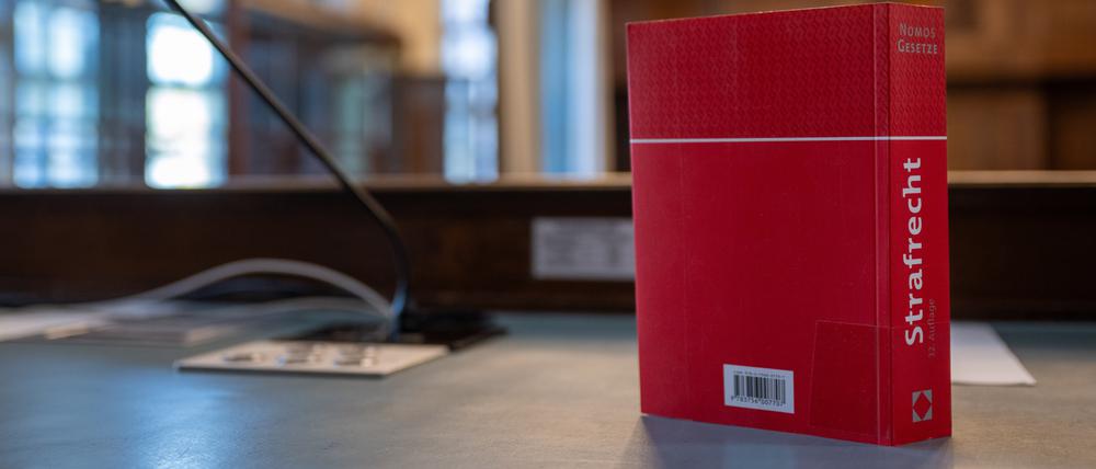 Das Gesetzbuch „Strafrecht“ steht auf einem Tisch in einem Verhandlungssaal im Kriminalgericht Moabit.