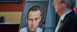 Landesbischof Christian Stäblein spricht neben einem Bild von Alexej Nawalny.